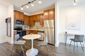 Full-sized fridge, oven, stovetop, dishwasher - Barsala at The Green at Plum Creek (Kyle)