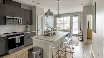 Departamento, 1 habitación | Cocina privada | Refrigerador con congelador, horno, parrilla de estufa y lavavajillas