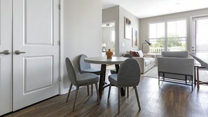 En moderne stue med spiseområde, sofa og sofabord.