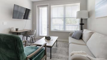 Apartment, 1 Schlafzimmer | Wohnbereich | 40-Zoll-Fernseher mit Digitalempfang