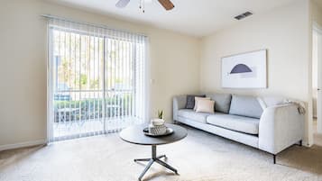 Departamento, 1 habitación | Sala de estar | Televisión