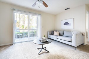 Apartamento, 1 habitación | Sala de estar | Una televisión