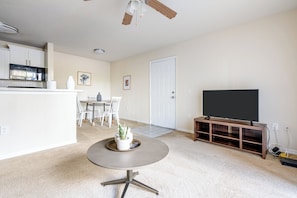 Appartement, 1 chambre | Aire de séjour | Téléviseur