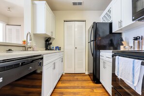 Apartment, 2 Bedrooms, 2 Bathrooms | Private kitchen