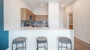 Apartment, 1 Bedroom | Private kitchen | Fridge, microwave, oven, stovetop - Landing Orlando Universal (Orlando)