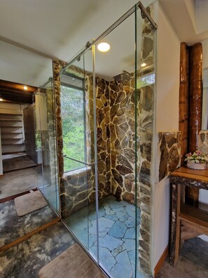 华丽公寓, 花园景观 | 浴室 | 淋浴设施、毛巾、肥皂、卫生纸