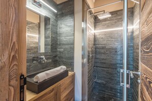 Dusj, hårføner og håndklær