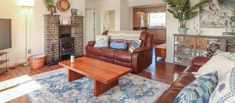 COTTAGE VIEW, family friendly, with open fire in Kilkee, County Clare