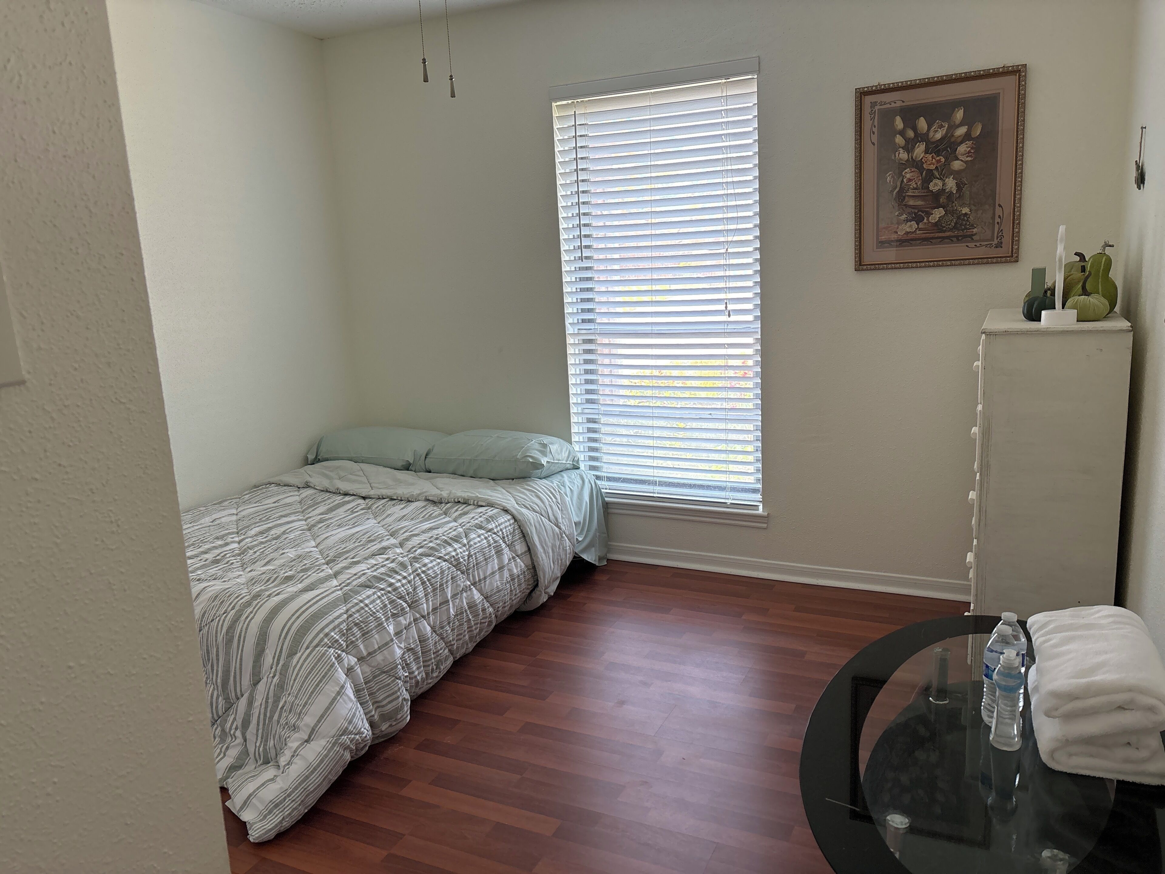 3 عدّة غرف نوم ومكواة/لوح كي وواي فاي وملاءات  أسرّة