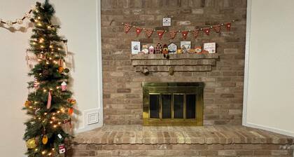 Charming 3-bedroom house with WiFi, AC in fabulous Houston