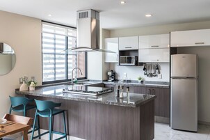 Deluxe-lejlighed - 3 soveværelser - balkon | Privat køkken | Køleskab/fryser i fuld størrelse, mikrobølgeovn, ovn, kogeplade