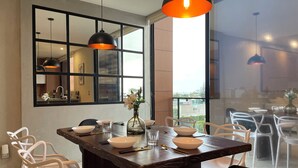 Departamento Deluxe, 3 habitaciones, balcón | Área de sala de estar | Smart TV de 60 pulgadas con canales digitales, Netflix y Hulu 