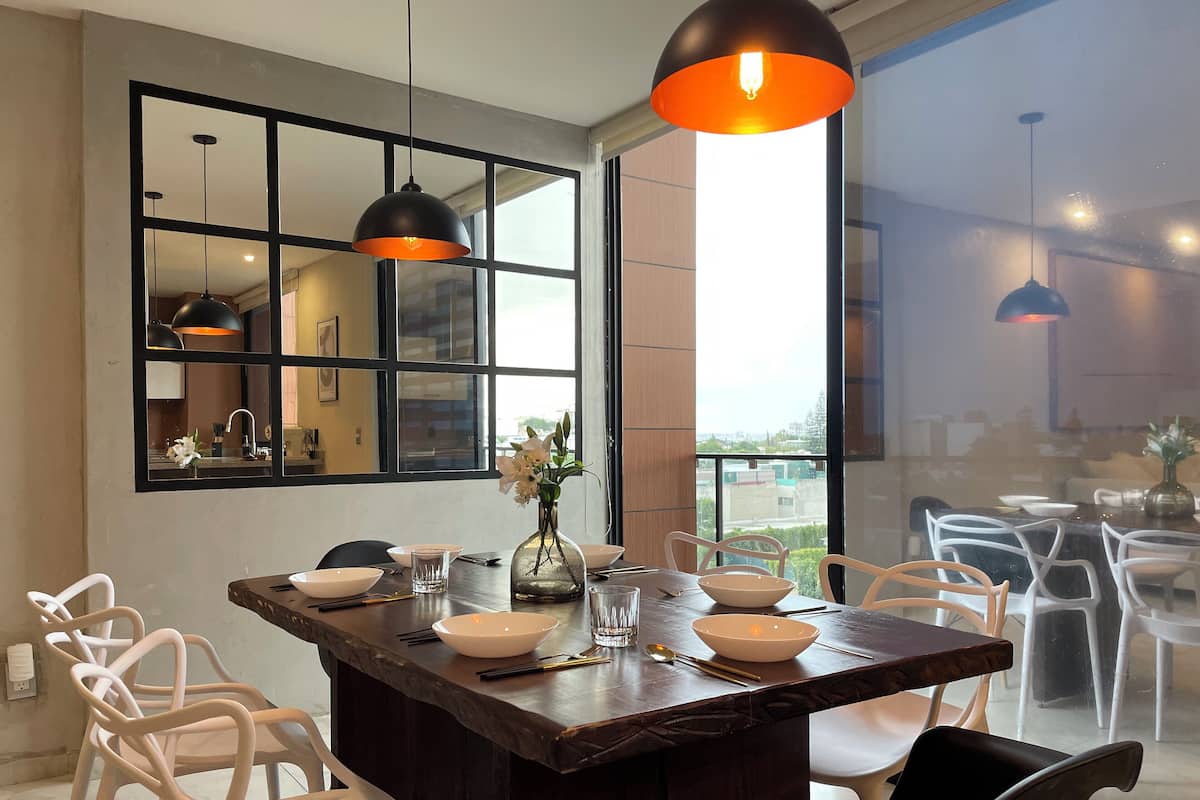 Apartamento Deluxe, 3 habitaciones, balcón | Zona de estar | Smart TV de 60 pulgadas con canales digitales, además de Netflix, Hulu