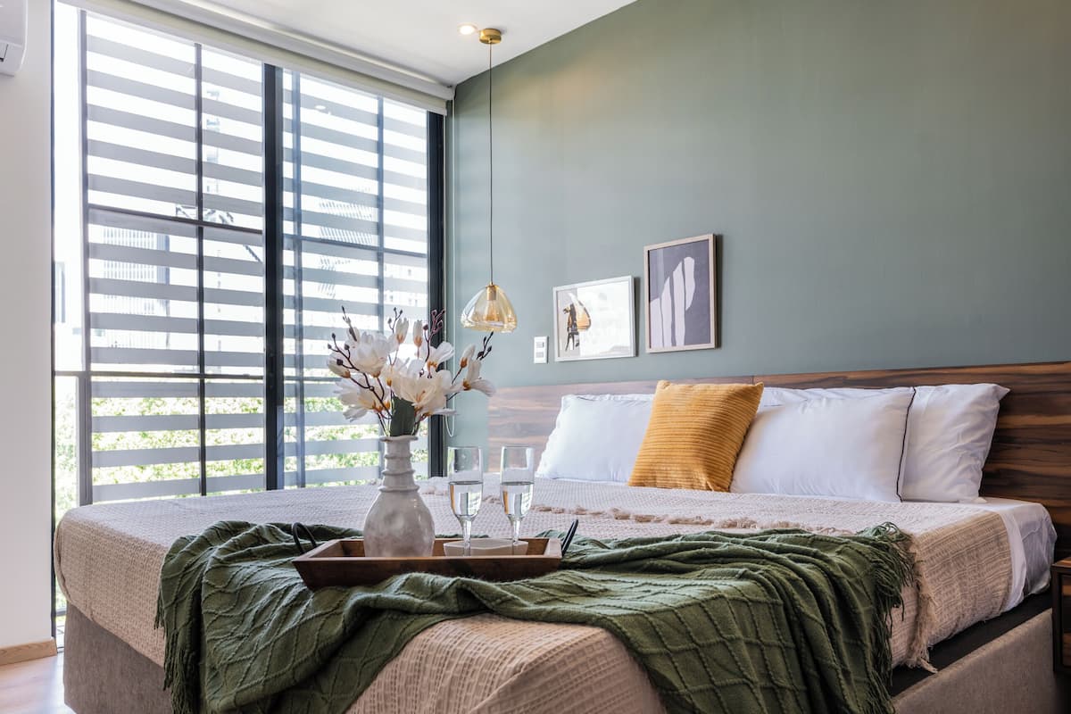 Apartamento Premium | Ropa de cama hipoalergénica, edredones de plumas, colchones Tempur-Pedic
