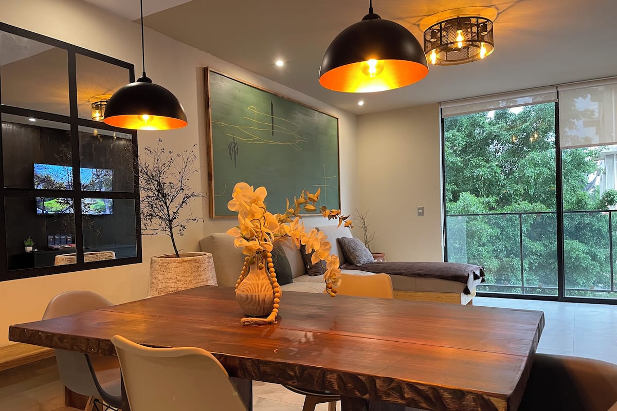 Apartamento Deluxe, 3 habitaciones, balcón | Zona de estar | Smart TV de 60 pulgadas con canales digitales, además de Netflix, Hulu
