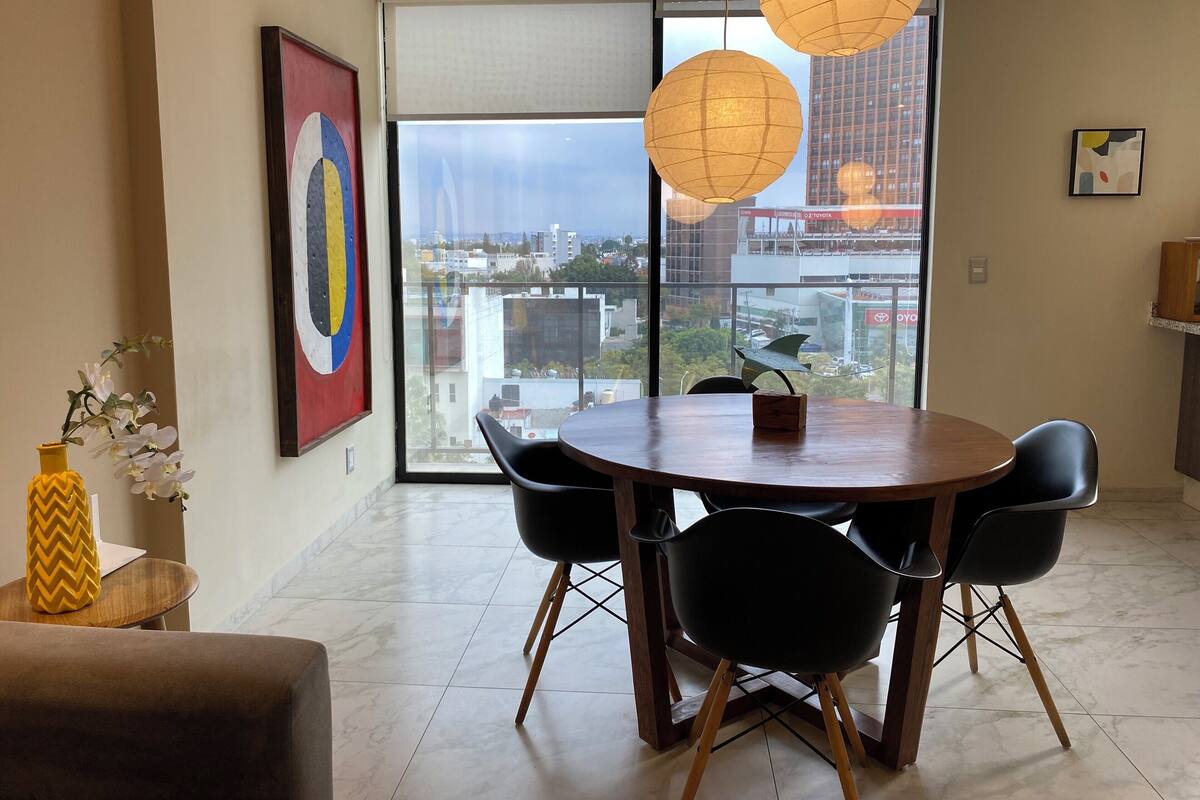 Apartamento Deluxe, 3 habitaciones, balcón | Zona de estar | Smart TV de 60 pulgadas con canales digitales, además de Netflix, Hulu