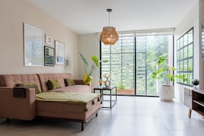 Deluxe Apartment, 3 Bedrooms, Balcony | Ruang tamu | 60 inci sebuah televisyen pintar dengan digital, Netflix, Hulu