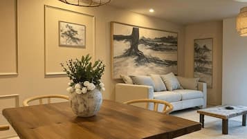 Premium appartement | Woonruimte | Een 60-inch smart-tv met digitale zenders, Netflix en Hulu