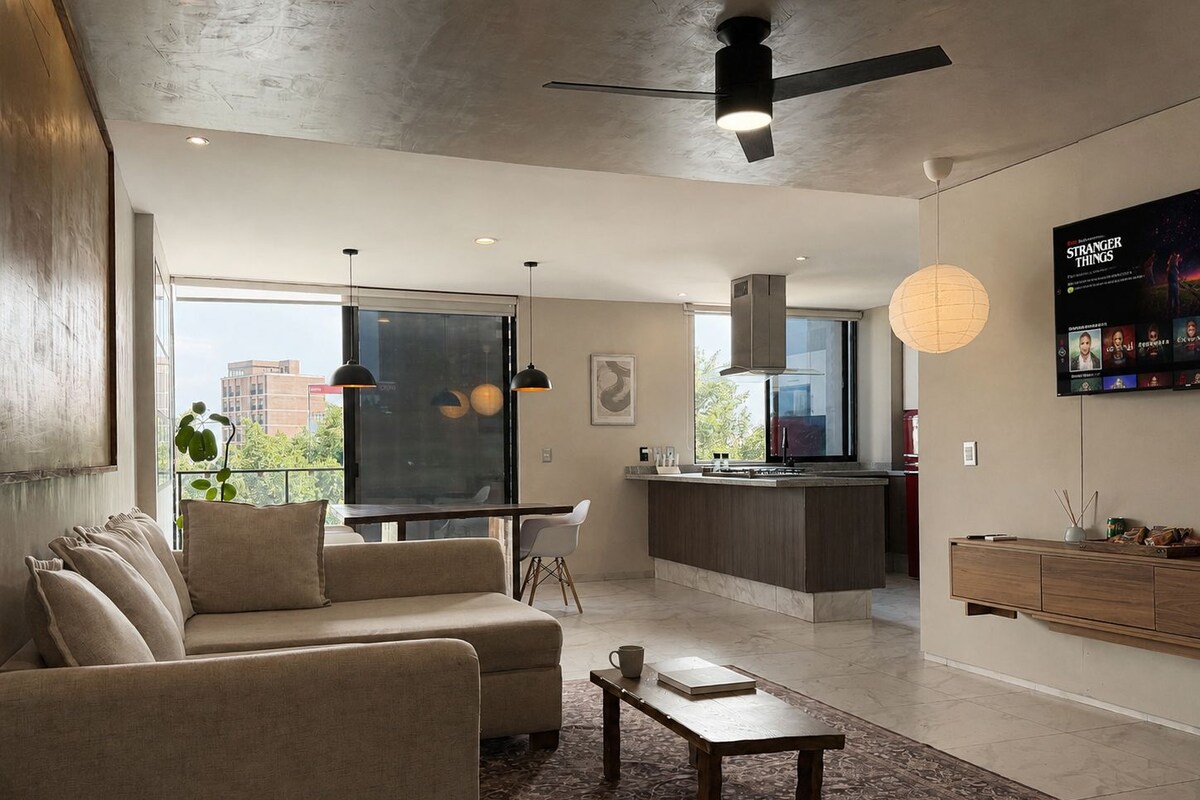 Una sala moderna con un sofá, una mesa de centro y un comedor con una mesa y sillas.