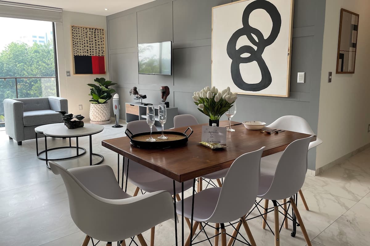 Apartamento Deluxe, 3 habitaciones, balcón | Zona de estar | Smart TV de 60 pulgadas con canales digitales, además de Netflix, Hulu