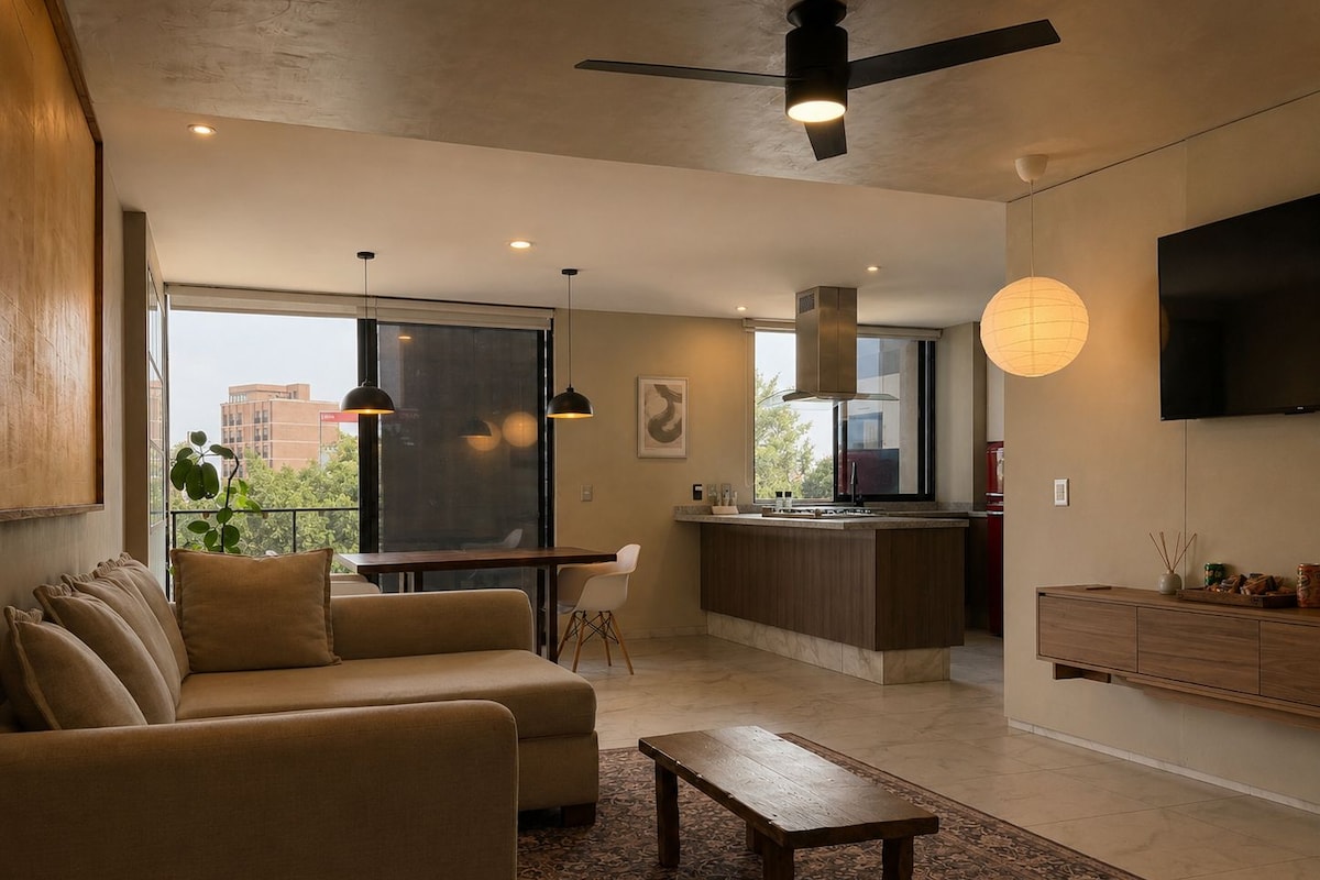 Una sala de estar moderna con sofá, una mesita de centro y un comedor con mesa y sillas.