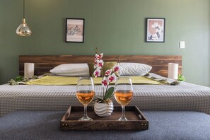 Deluxe Apartment, 3 Bedrooms, Balcony | Hypo-allergenic bedding, down comforters, Tempur-Pedic beds, minibar