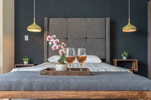 Deluxe-Apartment, 3 Schlafzimmer, Balkon | Allergikerbettwaren, Daunenbettdecken, Tempur-Pedic-Betten, Minibar