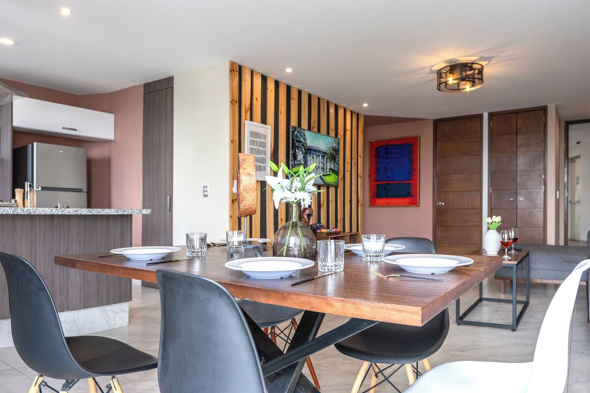 Apartamento Deluxe, 3 habitaciones, balcón | Zona de estar | Smart TV de 60 pulgadas con canales digitales, además de Netflix, Hulu