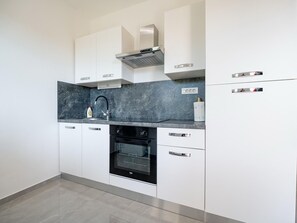 Apartment | Private kitchen - Apartment Zora in Seline, Near Pebble Beach (Starigrad)