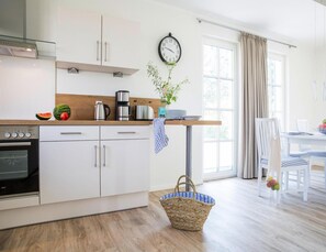 Huis | Privékeuken | Een waterkoker, een broodrooster, een kinderstoel