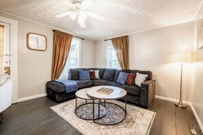 TV, offices - The Fox's Den w King Bed-Fire Pit-Fenced Backyard (Pataskala)