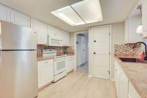 Réfrigérateur, micro-ondes, plaque de cuisson, lave-vaisselle