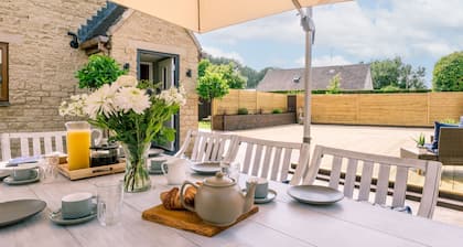 Incredible dog friendly holiday home in the Cotswolds with a hot tub - Puddleduck House