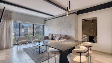 Departamento Premier | Área de sala de estar | Televisión LED de 55 pulgadas con canales digitales