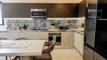 Departamento, balcón, vista al océano | Cocina privada | Comedor