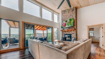 TV connectée, cheminée, livres