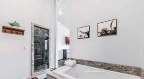 Shower, towels, soap, shampoo - Grindstone Cowboy | Luxury Lake Views, Hot Tub & Game Room Retreat (Ruidoso)