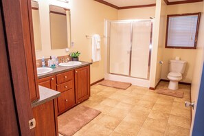 Shower, hair dryer, towels, soap - Charming 3-bedroom house on the water with a dock, close to Belhaven & Bath NC. (Belhaven)