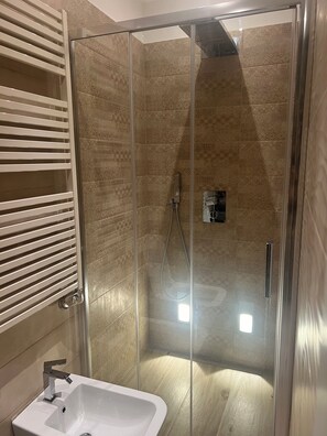 Shower, free toiletries, towels, toilet paper - Appartamento tenuta Tinola (Vernazza)