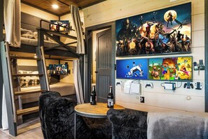 5 slaapkamers, een bureau, een strijkplank/strijkijzer, gratis wifi