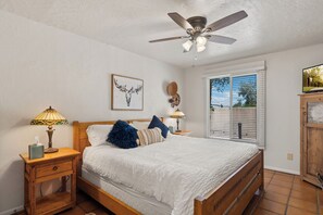 1 slaapkamer, een bureau, een strijkplank/strijkijzer, gratis wifi