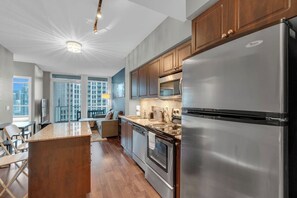 Fridge, microwave, oven, stovetop - Harbory Stays - 2BR Suite (Toronto)