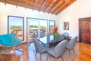Dining - Shore Thing! Unique and spacious 3-bedroom waterfront - Coco View (Roatan)