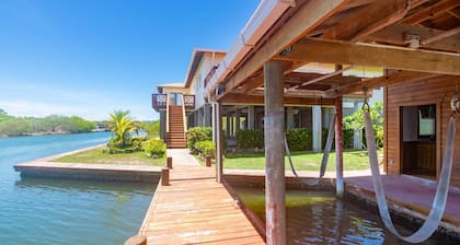 Shore Thing! Unique and spacious 3-bedroom waterfront - Coco View