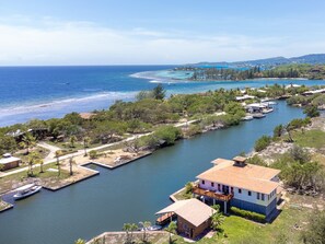 Exterior - Shore Thing! Unique and spacious 3-bedroom waterfront - Coco View (Roatan)