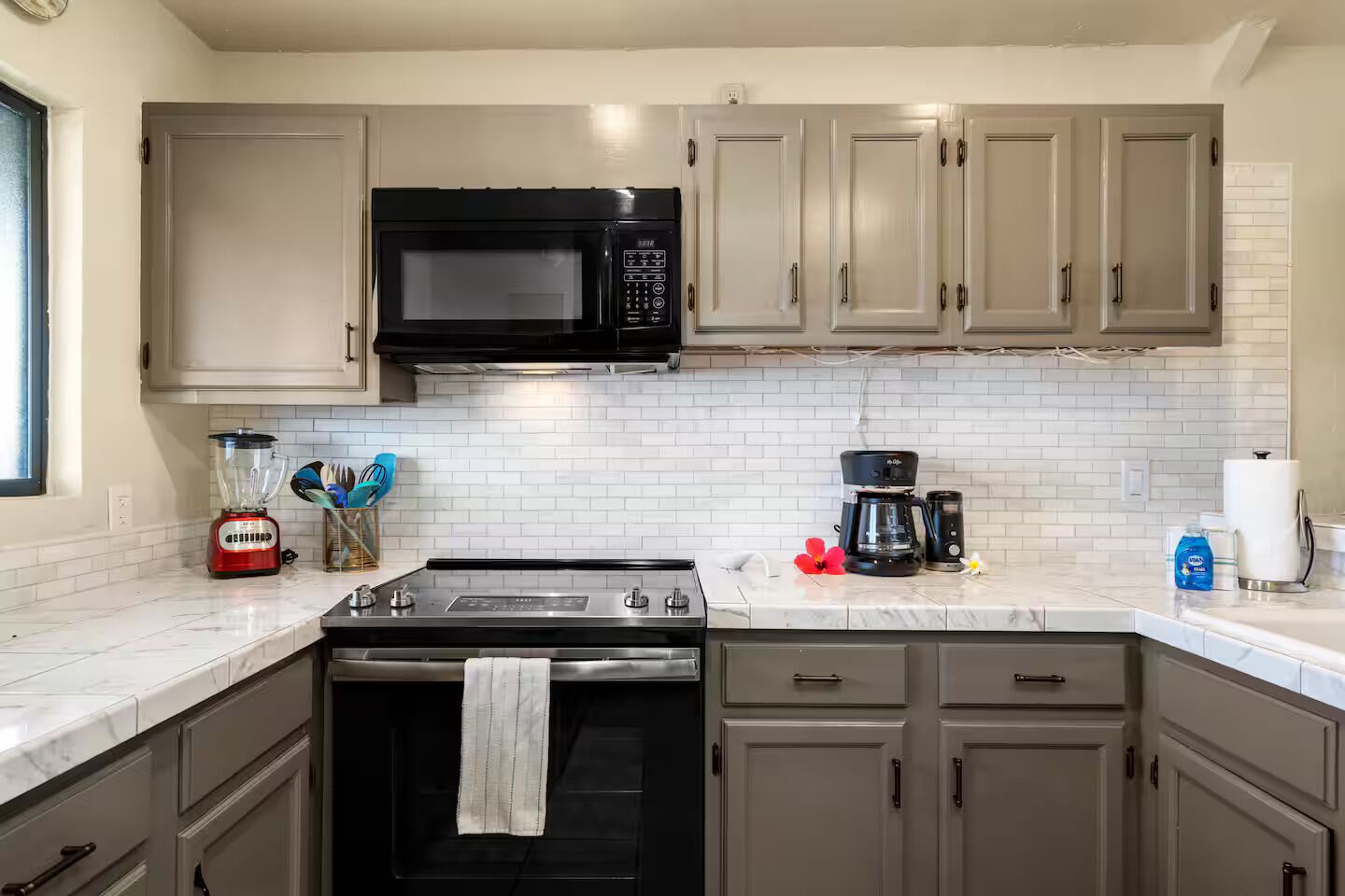 Coffee/tea maker, fridge, microwave, oven