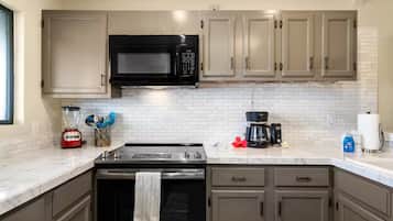 Coffee/tea maker, fridge, microwave, oven