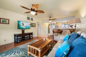 TV - Ocean Views in Light & Bright 2 Bed condo across from Lyman's Cove- Kailua Kona (Kailua-Kona)