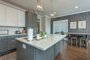 Fridge, microwave, oven, stovetop - Mountain Sunrise | 5 Min. from Black Mountain & Year-Round Views! (Black Mountain)