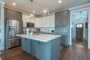 Fridge, microwave, oven, stovetop - Mountain Sunrise | 5 Min. from Black Mountain & Year-Round Views! (Black Mountain)